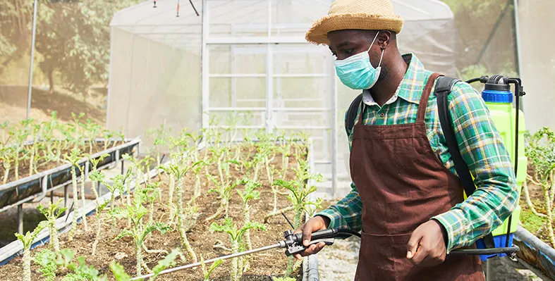 Image_of_farmer_using_sustainable_fertiliser