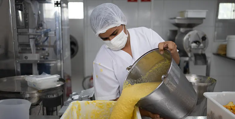 South-South co-operation can transform rural areas and empower rural communities. (Image source: IFAD/Ueslei Marcelino) worker_in_agriculture_processing_factory