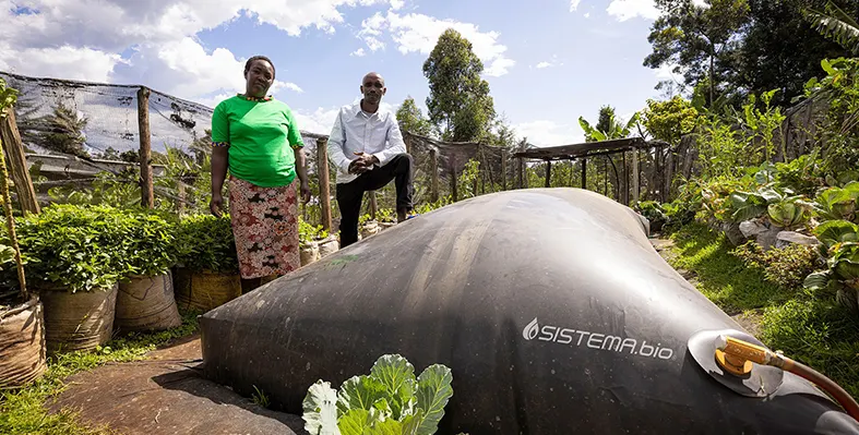 Two people with Sistema.bio's equipment 