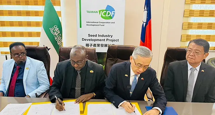 Amb_Lou_signing_the_agreement