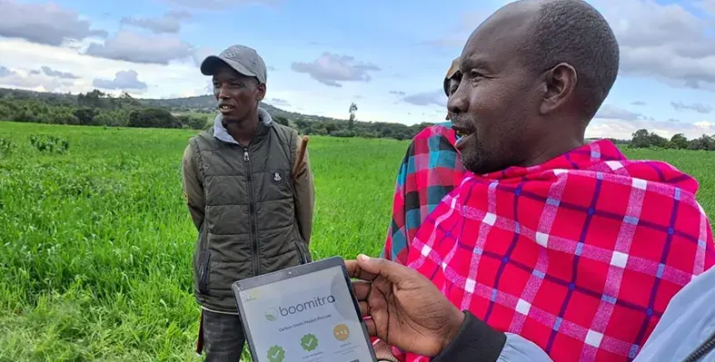 image_shows_Kenyan_farmers_using_Boomitra_mobile_app_to_expand_carbon_portfolio