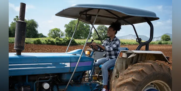 Image_of_tractor_operator