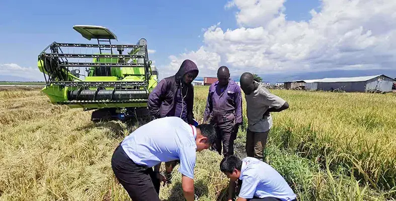 Farmers_and_technicians_at_the_farm